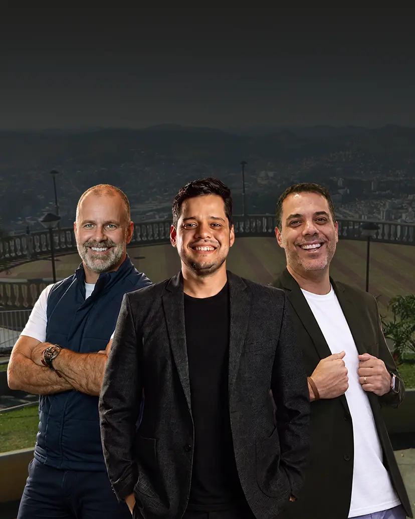 Rafael Rodrigues, Fernando Miranda e Roberto Coletti sorrindo, com a cidade de Juiz de Fora ao fundo